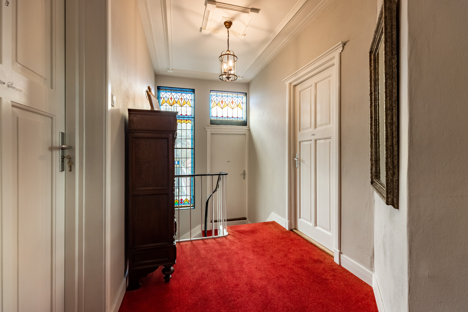 Gang met glas-in-lood ramen