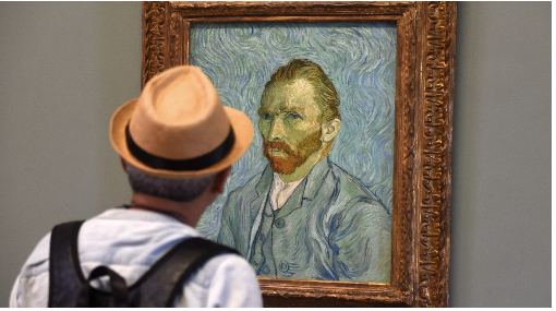 Bezoeker bekijkt Van Gogh schilderij in museum